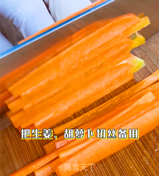 色泽金黄,口味酸甜,年夜饭中翘楚轰轰锅包肉的做法步骤:2