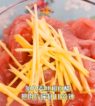 色泽金黄,口味酸甜,年夜饭中翘楚轰轰锅包肉的做法步骤:4