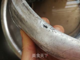 干炸带鱼的做法步骤:2