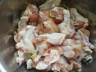 香酥炸鸡腿的做法步骤:2