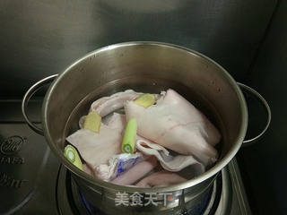 香菇腐竹焖肉皮的做法步骤:3