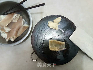 香菇腐竹焖肉皮的做法步骤:4