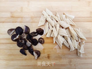 香菇腐竹焖肉皮的做法步骤:6