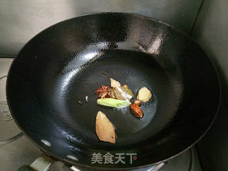 香菇腐竹焖肉皮的做法步骤:7