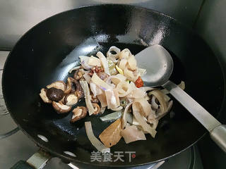 香菇腐竹焖肉皮的做法步骤:8
