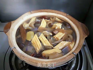 香菇腐竹焖肉皮的做法步骤:11