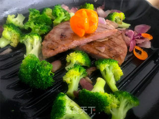 香煎鲜嫩牛排的做法步骤:14