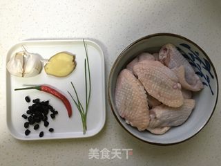 豆豉蒸鸡翅的做法步骤：1