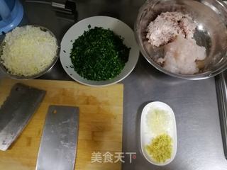 巴沙鱼猪肉四鲜馅儿饺子的做法步骤：1