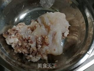 巴沙鱼猪肉四鲜馅儿饺子的做法步骤：2