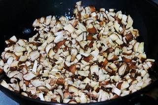 香辣香菇肉酱的做法步骤:6