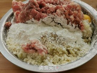 红红火火炸肉丸的做法步骤:3