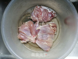 香菇鸡腿盖浇饭的做法步骤：1