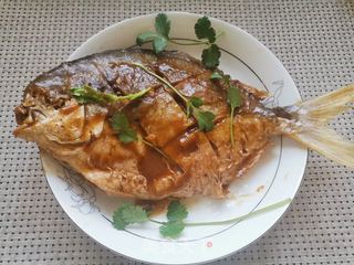 红烧鲳鱼的做法步骤:9