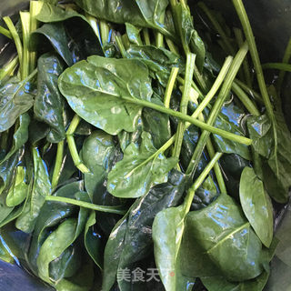 美味菠菜面的做法步骤：1