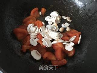 蘑菇番茄藕丸汤的做法步骤:6