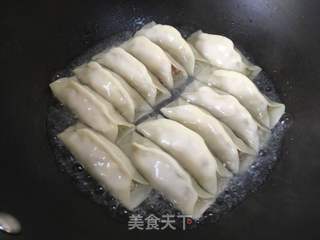 白菜猪肉煎饺的做法步骤:11
