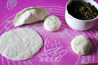刺五加叶鸡蛋馅煎饺的做法步骤:2