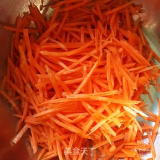 胡萝卜鸡蛋卷饼的做法步骤：1