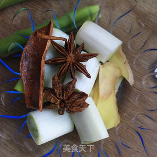 红酒醉排骨的做法步骤：2