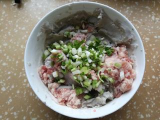 鲜肉芋泥萝卜煎饺的做法步骤:4