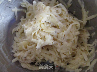 三文鱼土豆丝披萨的做法步骤:2