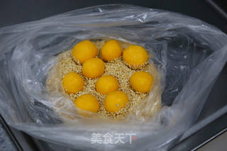 南瓜芝麻球的做法步骤:9