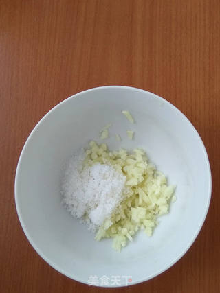 甜蒜汁拌芹菜皮蛋的做法步骤:5