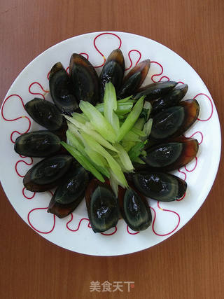 甜蒜汁拌芹菜皮蛋的做法步骤:7