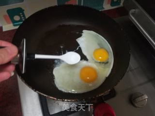 鸡蛋香肠三明治的做法步骤:2