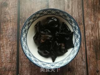 木耳炒笋干的做法步骤:2