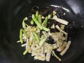 木耳炒笋干的做法步骤:5
