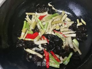 木耳炒笋干的做法步骤:6