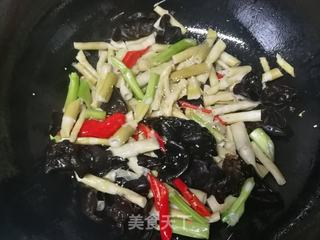 木耳炒笋干的做法步骤:7