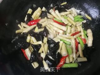 木耳炒笋干的做法步骤:8