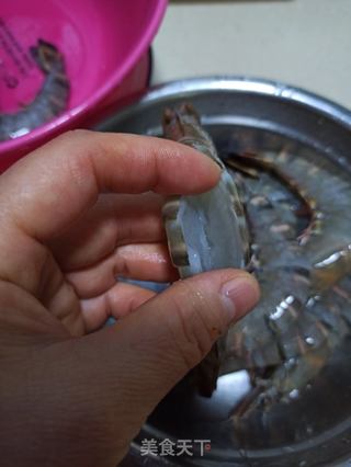 洋葱黑椒虎虾的做法步骤:2