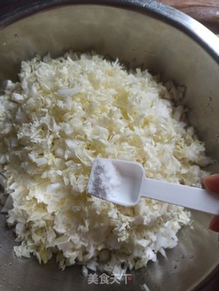 猪肉白菜饺子的做法步骤:2