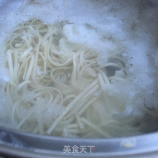 酸汤鸡蛋火腿面的做法步骤：7