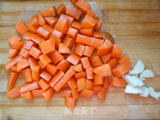 胡萝卜肉丁焖饭的做法步骤:3