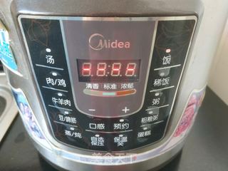 胡萝卜肉丁焖饭的做法步骤:11
