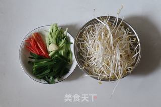 韭菜炒豆芽的做法步骤：2