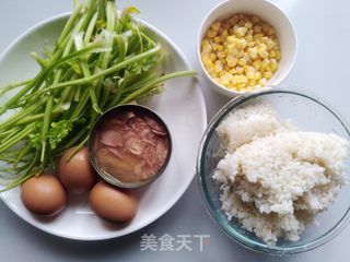 芹菜金枪鱼蛋包饭的做法步骤：1