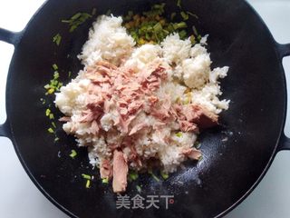 芹菜金枪鱼蛋包饭的做法步骤：4