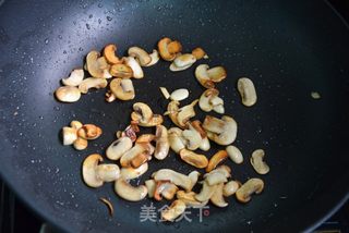 沙茶蘑菇培根饭卷的做法步骤：3