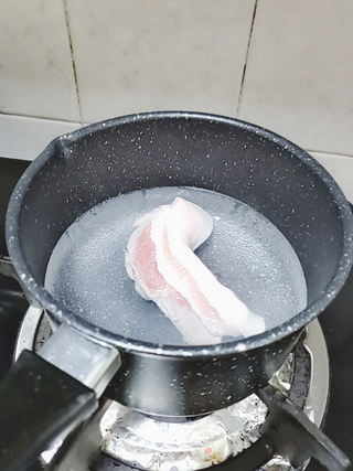 蒜泥白肉的做法步骤:2