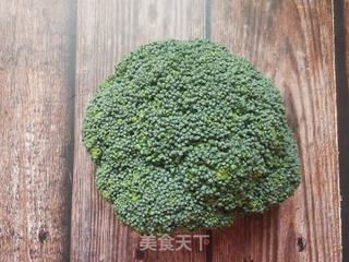 白灼西兰花的做法步骤：1