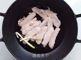 可乐杨梅卤鸭翅的做法步骤:2