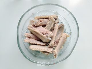 可乐杨梅卤鸭翅的做法步骤:3