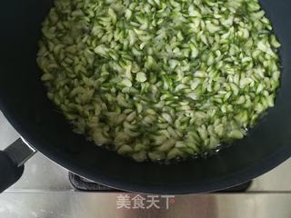 槐花蒸饺的做法步骤:2