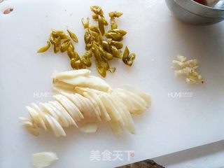 酸菜子姜炒五花肉的做法步骤：1